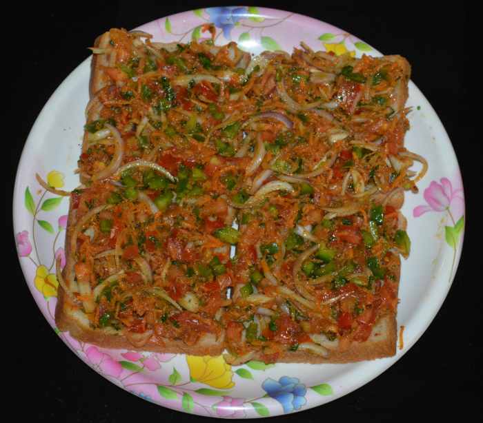 Step three: Arrange the bread slices on a plate. Thickly spread the stuffing on each bread slice.