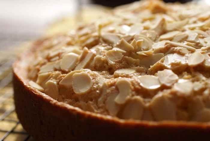 Chardonnay cake with almond sugar crust
