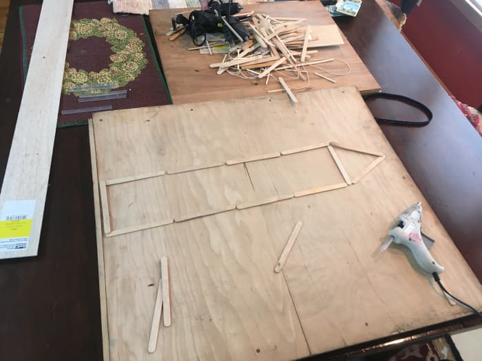By laying out the ship's popsicles without glue one gets a better sense for what sort of proportions one is working with.
