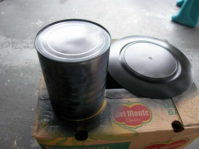 Spray paint both the coffee can and the plate. Make sure to spray paint both sides of the plate.
