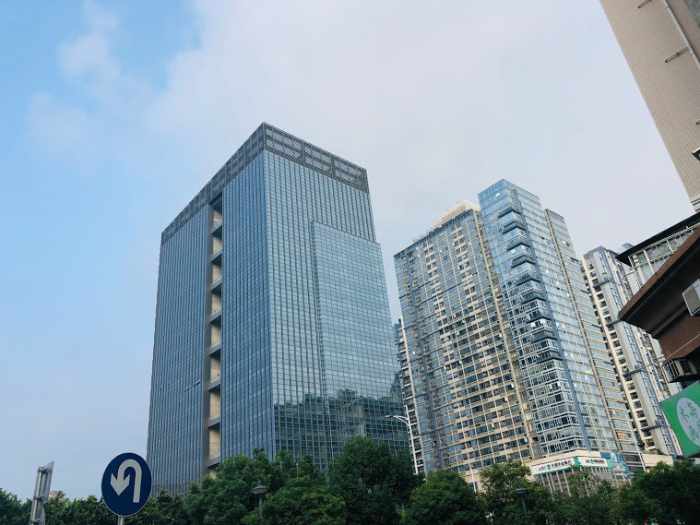 You may work in a tall skyscraper or in a small shop: your business always matters, independently from the sizes of your company.