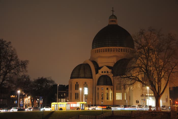 Nocturnal photo of the Église Saint-Vincent, Liège (Fétinne) Photo de nuit de l'Eglise Saint-Vincent à Liège (Fétinne).