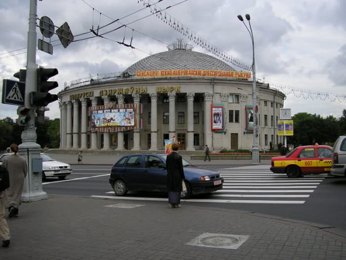 Возле цирка. Здание возле цирка Минск. Цирк в Минске станция метро. Цирк Минск в декабре.