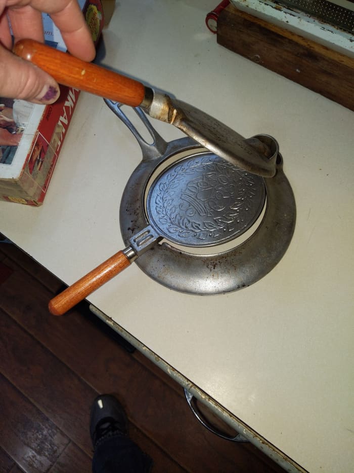 You open it, put your batter on it, close it, and flip it over after a few seconds. Then, open it and peel your cookie off. Then, roll.