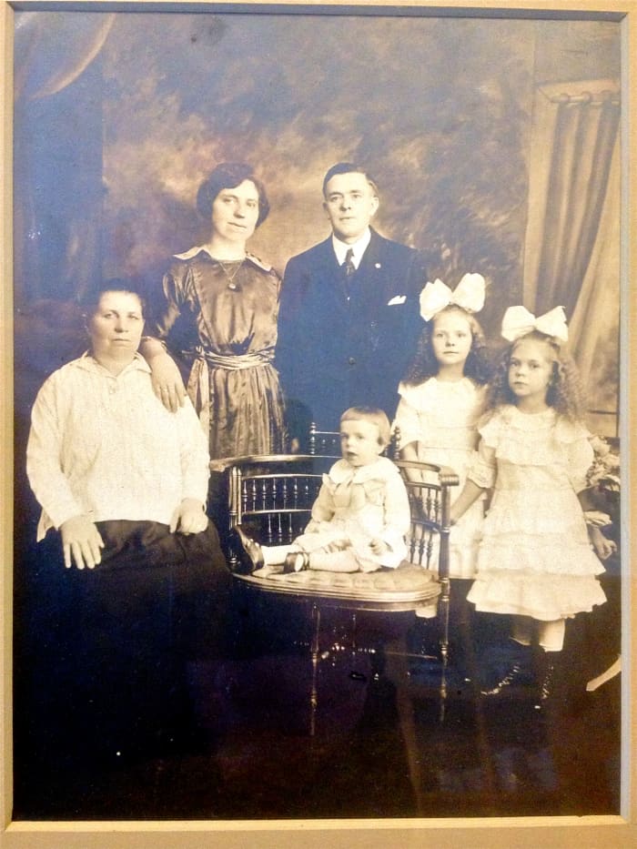 1922 family picture of Francesca and Stanislav, Sophie, Frances, Stanley, Jr. with Francesca's mother, my great grandmother.