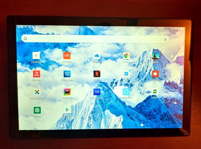 Winnova P20 front view. Please note that the photographs of this tablet's screen are far inferior to what they actually look like