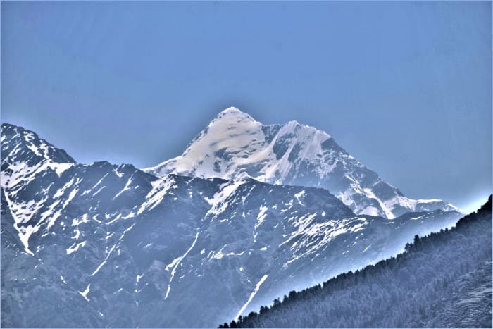 Nanda Devi are 30 degrees 22 minutes 33 seconds North, 79 degrees 58 minutes 15 seconds East, and that of Sunanda Devi is 30.3759 degrees North, 79.9709 degrees East.