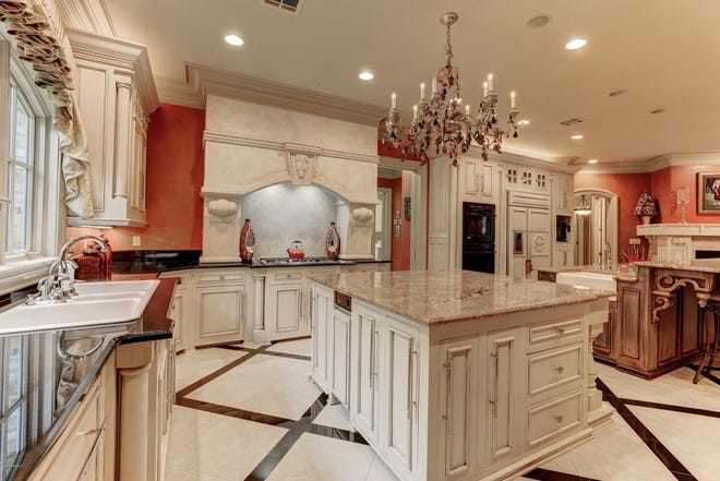 Install lights throughout the kitchen. Opt for colors in red, orange, and white. The kitchen should be dominated by yang energy for the Leo sign.