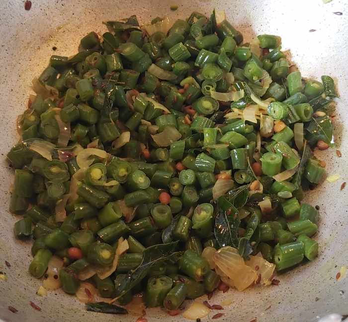 After about 10 minutes of cooking, the beans are cooked and water has evaporated completely (add more water if it is not cooked).