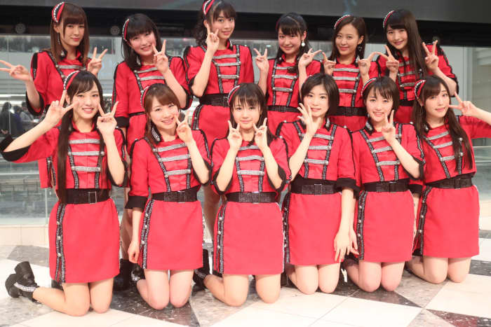 A group photo of Morning Musume 17. Band leader Mizuki Fukumura is at the far right of the first row.