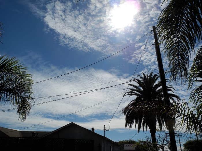 Notice the Baking Soda Consistency to the Cloud formations. These are NOT Clouds, but Chemtrail Cloud Formations. Etch a Sketch type "resists".