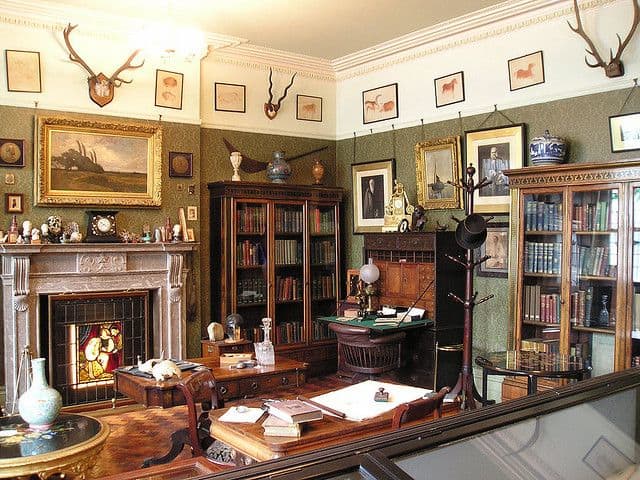 An office with earth feng shui should look smart, logical, and bookish. Your study might look like it belongs to a professor. Add globes, world maps, and books on geography.