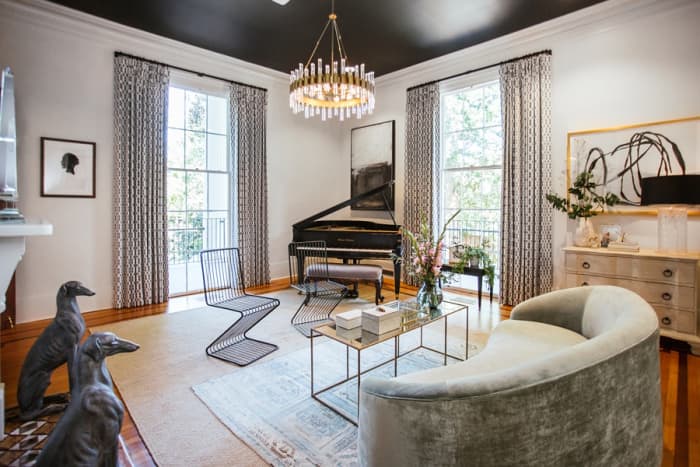 The metal feng shui living room should be a place to relax. The colors shouldn't be too striking. There should be elements of play, like a piano.