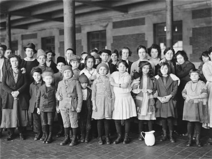 Immigrant children on Ellis Island. On the American east coast there were two immigration waves: from 1820-1870 and 1870-1920. All lived in horrid conditions in American cities, which also prompted their move westward.