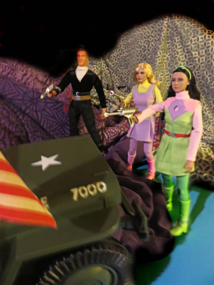 Oh No, what kind of trouble has Doctor Smith lead Judy and Penny into now. Judy, Penny and Doctor Smith, all made by Made by Executive Replicas TBLeague … Lost in Space