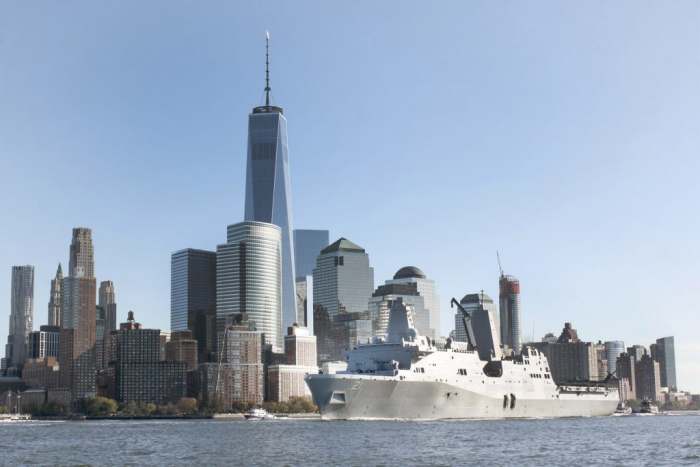 151108-N-JG293-133 NEW YORK (Nov. 8, 2015) USS New York (LPD 21) transits up the Hudson River. New York is participating in Veterans Week New York City to honor the service of all our nation’s veterans.