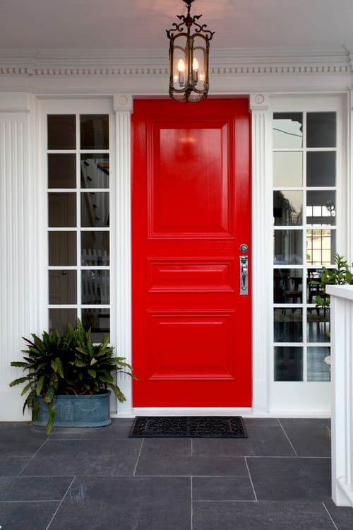 The bright shiny red front door isthe traditional home. It's an architectural style houses. Here are 11 examples that stands out.
