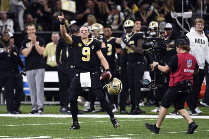 Brees giving recognition to the Louisiana Superdome after Breaking the All-Time Touchdown Pass Record.