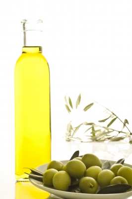 Olive oil and castor oil makes a great cleansing oil for skin that works as a home remedy for dry skin