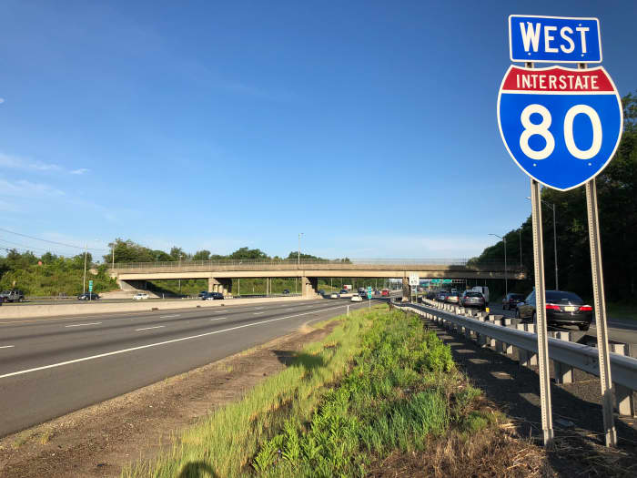 View west along Interstate 80 between Exit 43 and Exit 42 in Parsippany-Troy Hills Township, Morris County, New Jersey