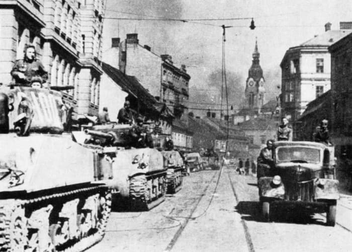 WW2: American M4A2 Sherman tanks in Soviet service advancing in Czechoslovakia (April 1945)
