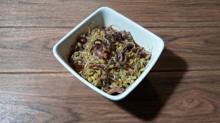 Mung bean sprouts with squid