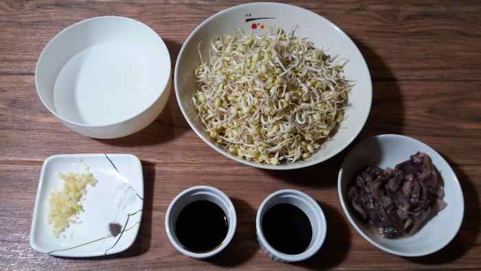 Ingredients for mung bean sprouts with squid