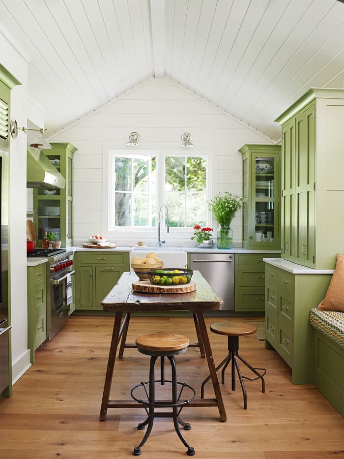 The Chinese Zodiac Pig wants a kitchen that comfortably mixes metal and wood. The Pig isn't a huge fan of fire or earth elements. They like antique glass, gold, silver, and flora.
