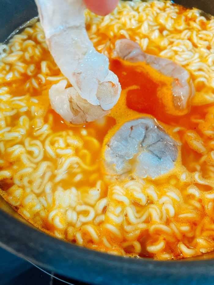 Add the shrimp to the ramen.