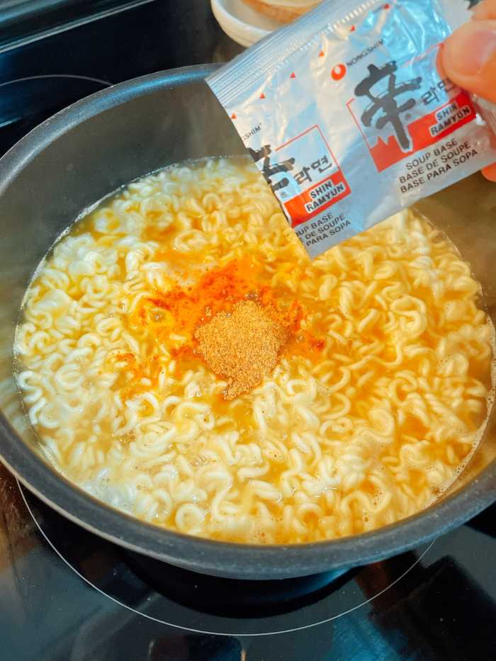 Add the seasoning to the ramen.