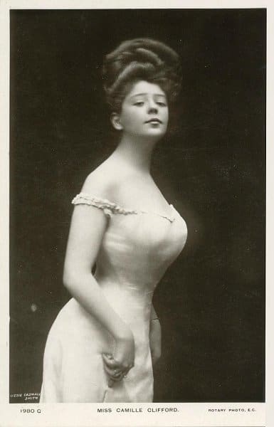'The straightfront corset'appeared in 1900 to the early 1910s.It was introduced to create the illusion of a slimmer waist by forcing the hips back and bust forward