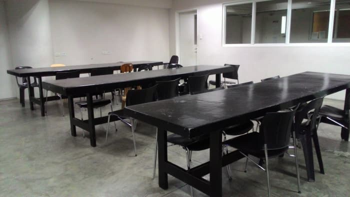 Tables used for for some of the laboratory classes like Drawing, Painting, Sculpting (Photo by the author)