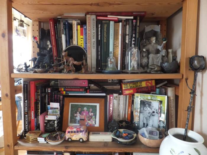 Clutter can create unpleasant energy and make us feel disorgansied and overwhelmed.