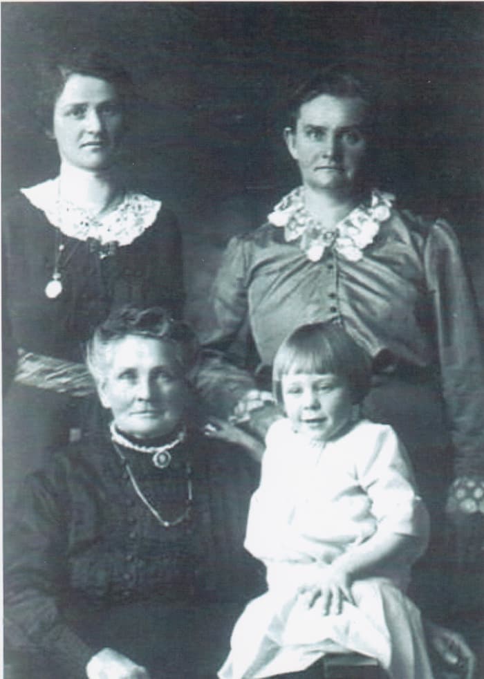 Bertha Kuehn, Tekla Kuehn, Tekla's daughter Emma Anchutz, and Emma's child, Marion. Picture taken probably around 1915