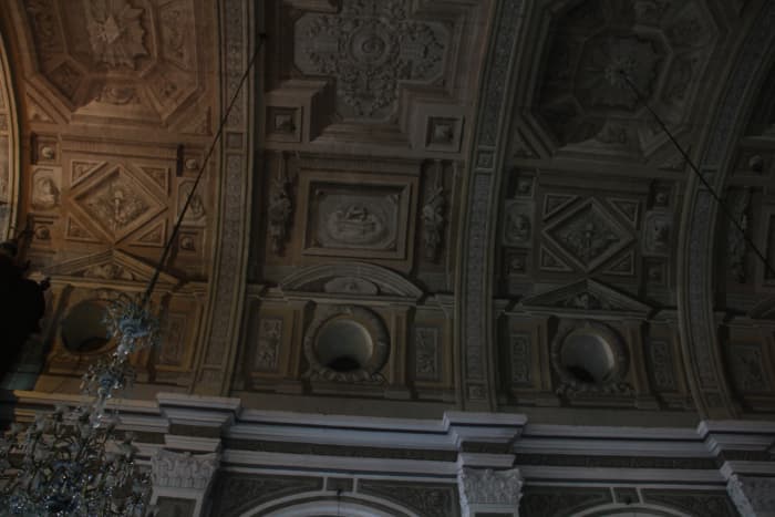 Look closely at the paintings on the ceiling, they seem like 3-dimensonal carvings (Photo by the author)