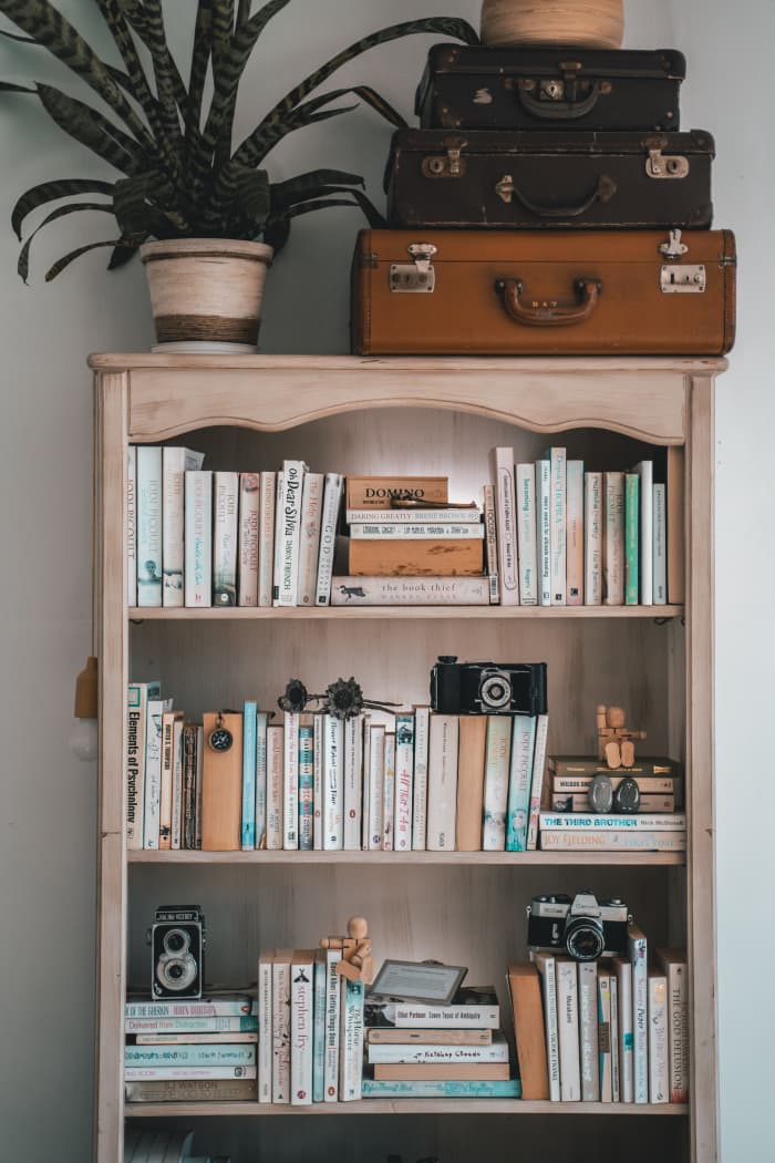 Four Reasons You Need a Bookcase For Your Bedroom - HubPages