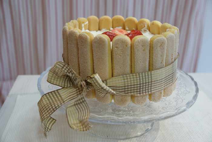Cake decorated with sponge biscuits (ladyfingers)