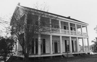 Crescent Plantation stately home. Homes this large were uncommon; most plantation owners could afford little more than a normal sized farmhouse.