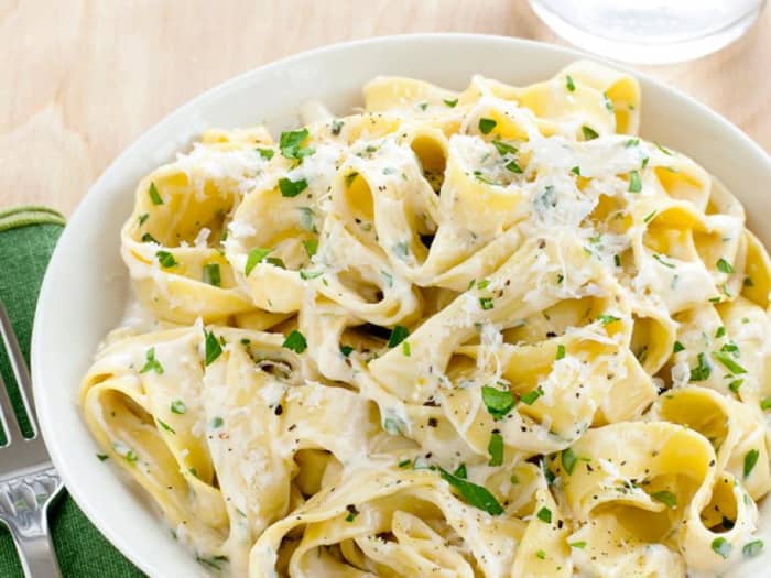 My love for Fettuccine Alfredo run's deep inside me mainly because I am a lover of anything that is a sauce, like cheese sauce, tomato sauce and bechamel sauce just to name a few,