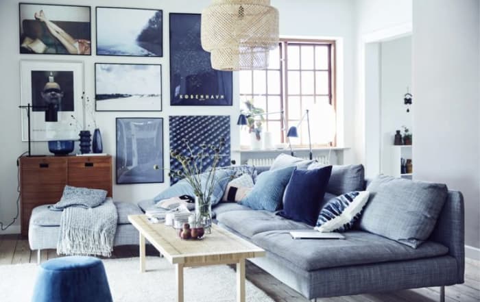 These colorful blue living room are inspired by blue pictures on the wall and contribute to the space vivid decor.