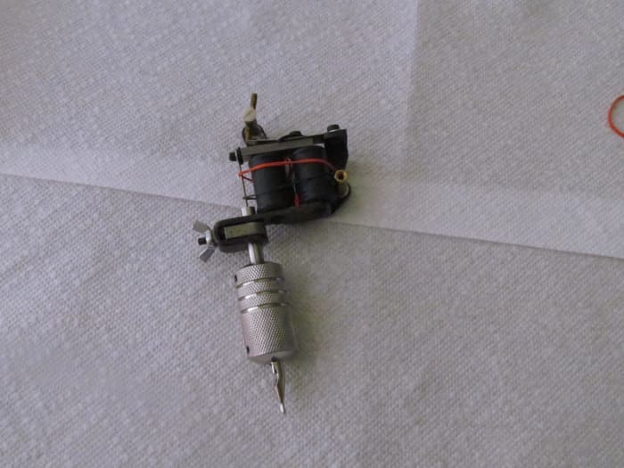 This is a tattoo liner. The front spring tends to be shorter than that of a shader, and the contact point is at about 1 o'clock.