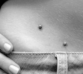 hip piercinger gjort med dermal implantat metoden.