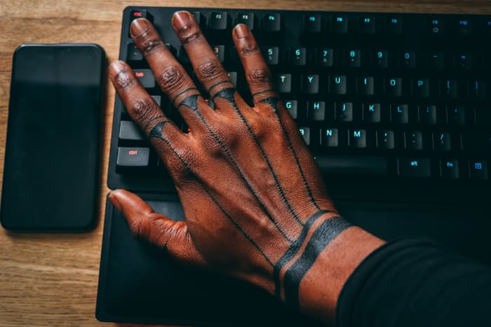 Simple and bold lines connect the fingers, knuckles, hand, and wrist.