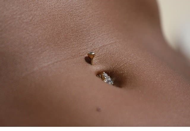 Many people are willing to tolerate belly button piercing pain because the end result can look like this.