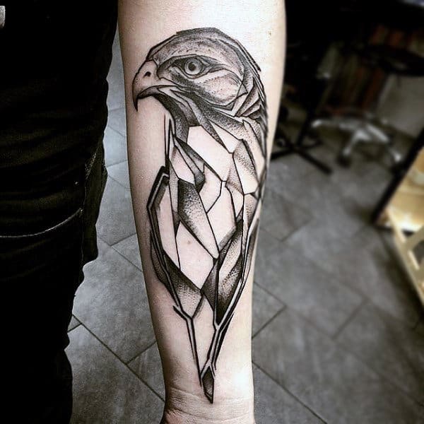 Een armtatoeage van een roofvogel.