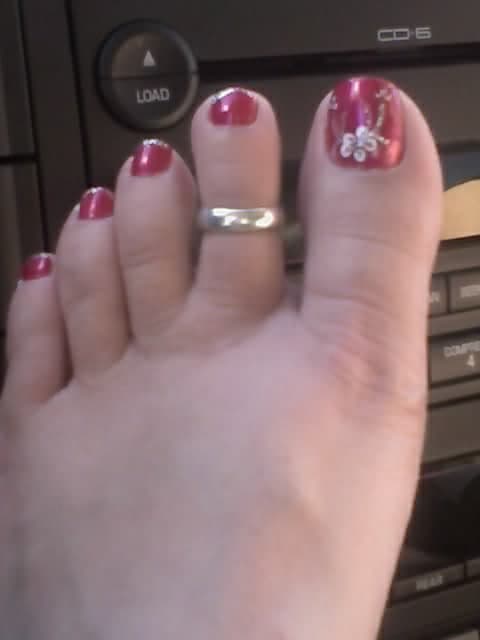 Avoid painting fungus-afflicted toenails with polish. Covering up the fungus can trap moisture and make it worse.