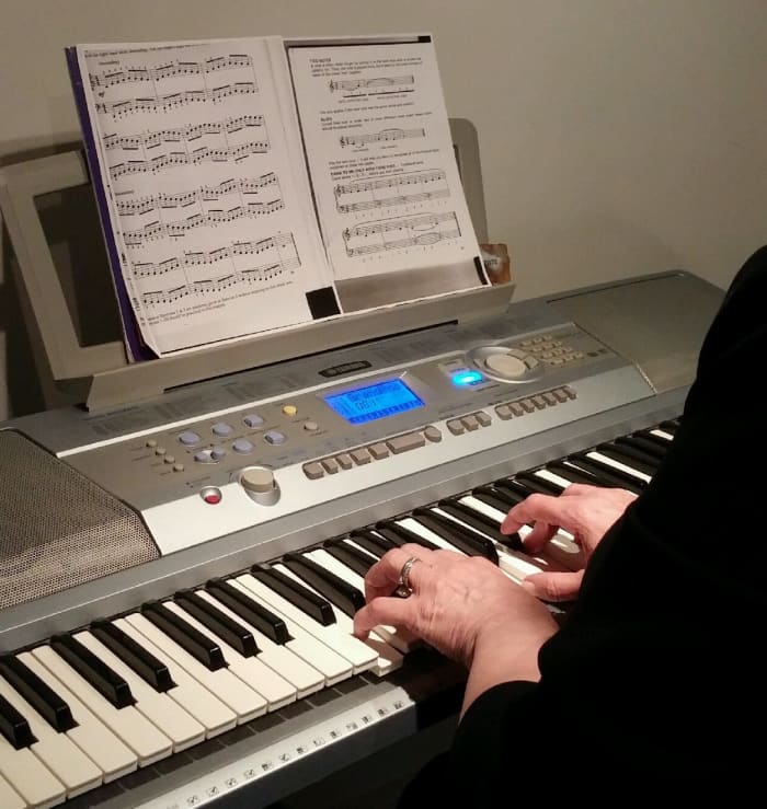 Notice how the pianist is playing with curved fingers using the tips of the fingers. The knuckles do not collapse and neither should yours.