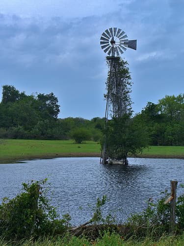 Windmill, Praha, TX - Flickr ; Creative Commons License Deed Attribution-NonCommercial-ShareAlike 2.0 Generic (CC BY-NC-SA 2.0)