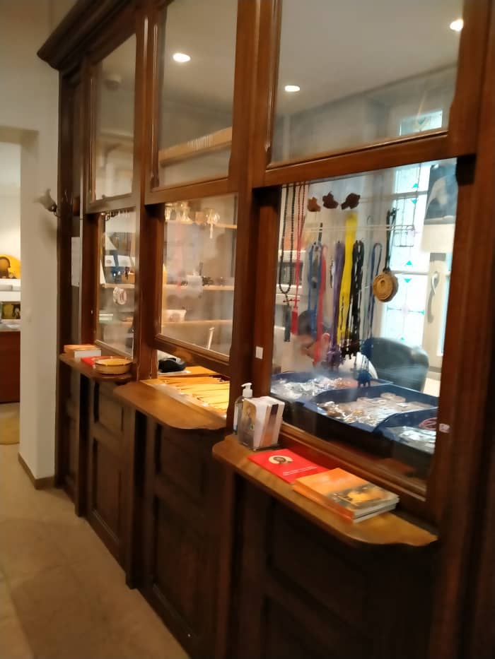 In this small kiosk, I bought my first icon of Mary, reproduction of an old Greek painting showing Mary with Jesus in hands bleeding. The clerk is not always nice to visitors and speaks bad French and Russian.