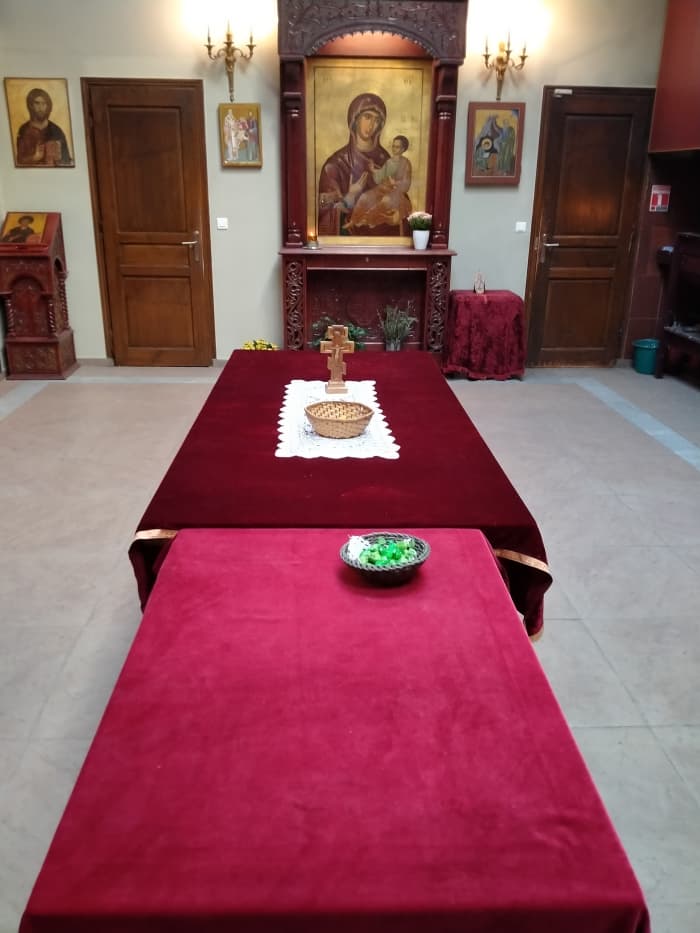 On these two tables covered with red silk cloth one can oftentimes find small gifts brought by the Serbian Christian population in the neighborhood.